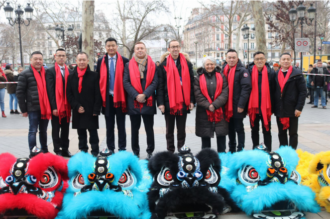 年初二巴黎“红包雨 ” 法国华人服装业总商会携手巴黎十一区政府共庆猪年春节