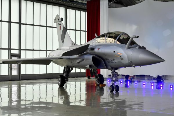 遭孤立后防务开支增加 卡塔尔接收首架法国“阵风”战斗机