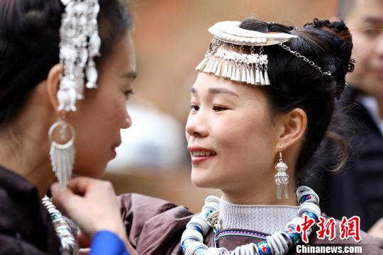 广西侗寨百名外嫁女集体“回门”