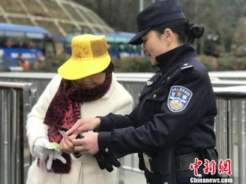 安徽黄山“警察夫妻”14年都在岗位上过春节