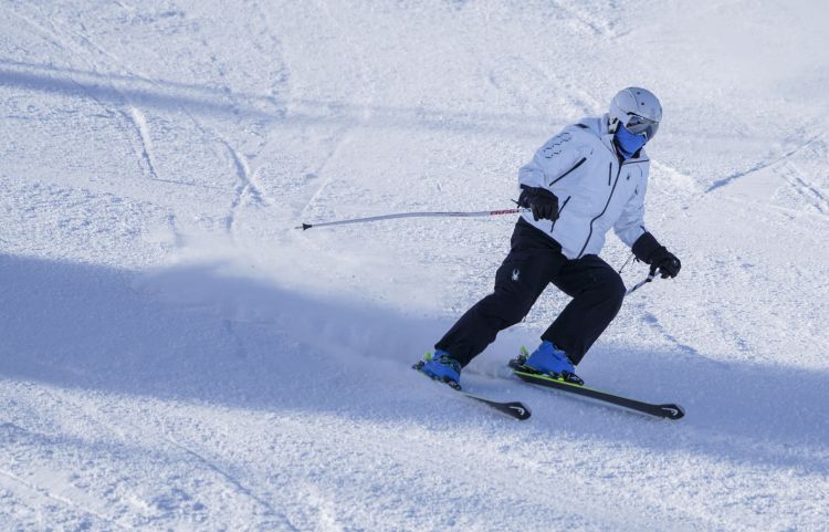 一位滑雪爱好者在丝绸之路国际滑雪场一处高级雪道上练习单板滑雪