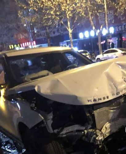 淄博街头三车相撞 一车被撞翻