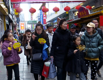 组图丨潍坊市民冒雪欢度舌尖上的春节 外卖小哥迎来订单“小高峰”
