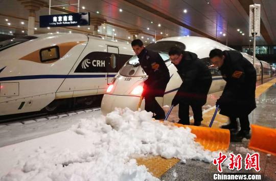 铁路南京站全员上阵“战”大雪保畅通
