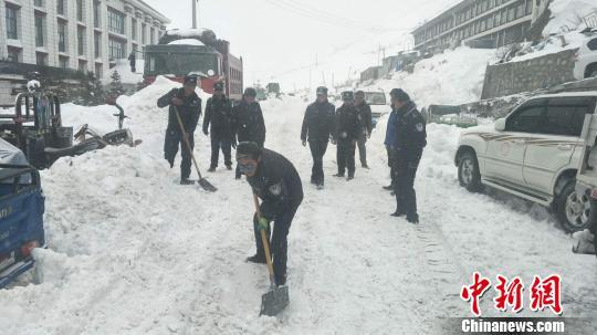 西藏边境县聂拉木县出现强降雪 部分道路受阻