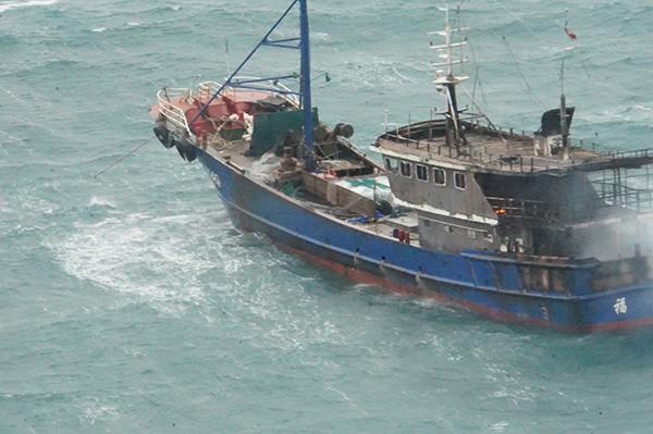 温州外海一渔船机舱失火浓烟飘散 11人全部获救