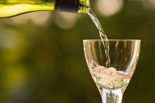 印度假酒事件致死近90人 查获超过400升假酒