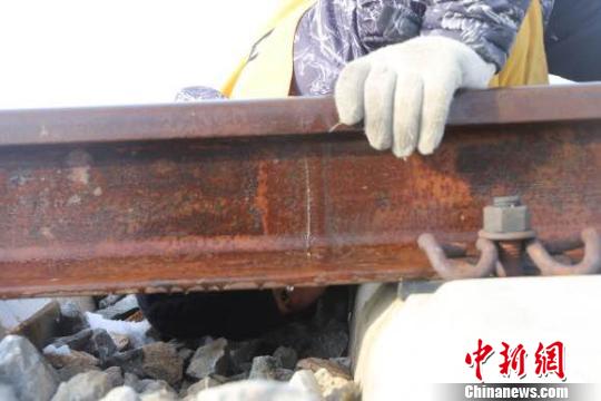 中国“东极”铁道线上的“钢轨医生”：寒风里趴在枕木上查“伤病”