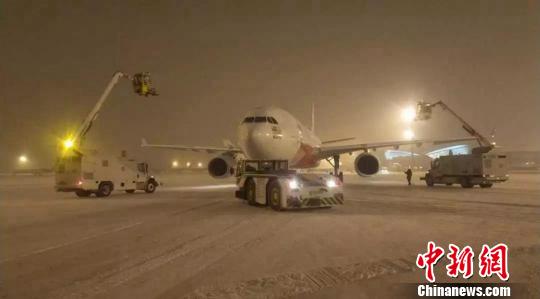 迎降雪寒潮天气 西安咸阳机场旅客出行正常