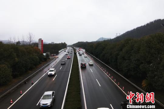 江西高速迎返程高峰 交通事故频发成拥堵主因
