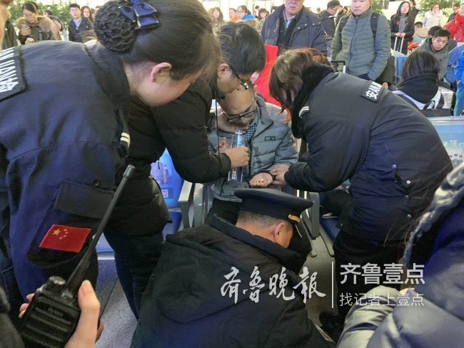 旅客突发疾病晕倒，高铁泰安站值班员与乘客协力救助