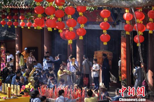 海南春节接待游客580余万人次 揽金143.75亿元