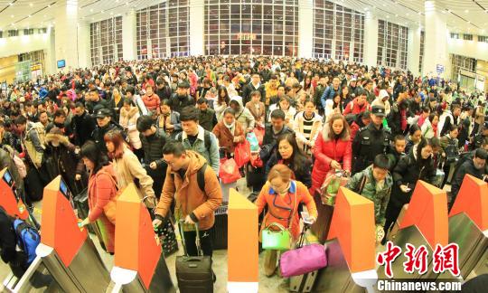 广铁节后返程客流高峰持续 湖南地区加开夜间高铁