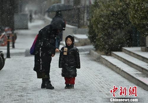 北京大部地区出现降雪 气象台发布道路结冰黄色预警