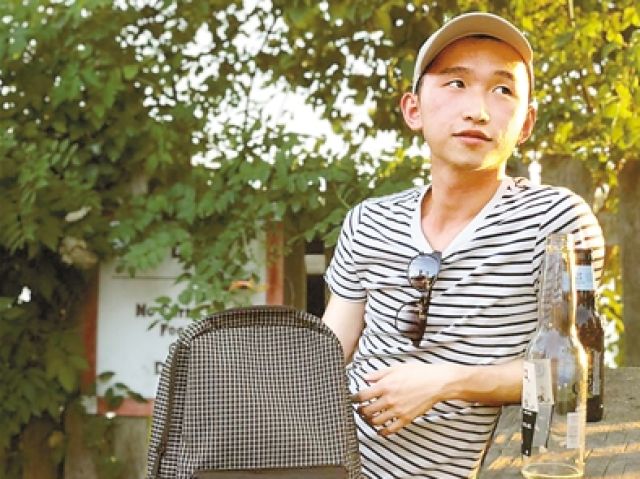 3名研究生绘制春运“清明上河图” 2米画卷有219人