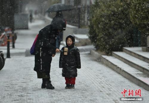 北京降雪刷屏朋友圈 北方多地将现“瑞雪兆丰年”