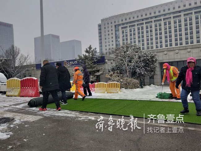 暖人心！清雪后为防滑，济南这些地方铺了“绿色通道”