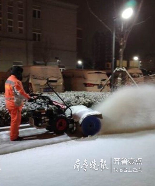 手扶式除雪机“火线”出击，济南城管除雪用上各种神器