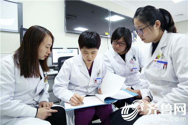 刘宏（左二）团队讨论患者病情