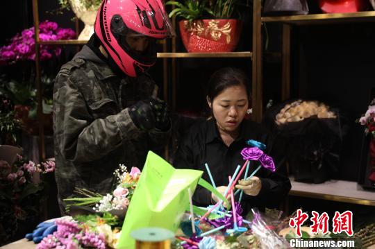 情人节“接棒”春节花市 上海鲜花市场持续火热
