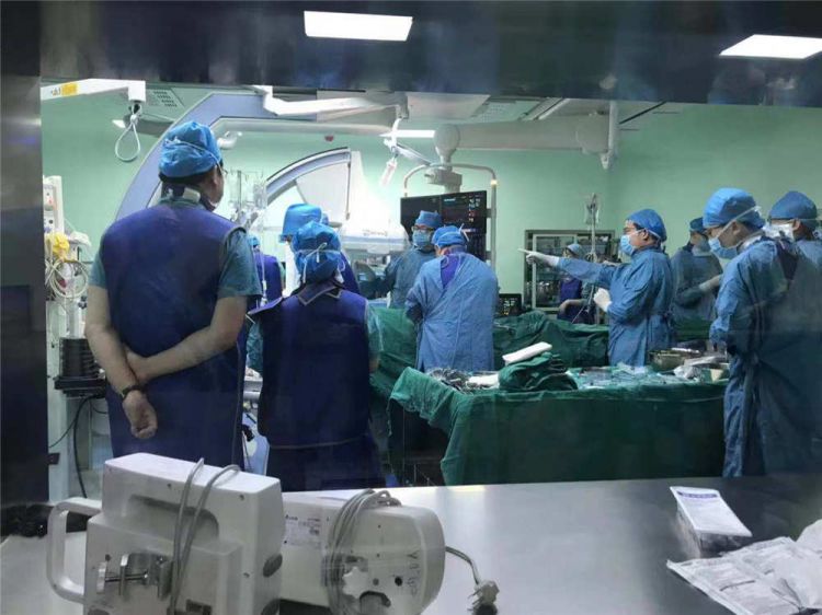 凡教授团队完成国内首例小切口冠脉搭桥手术加