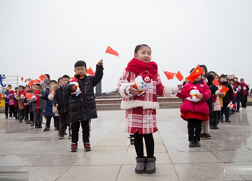 山东枣庄上演红歌活动 近百人同唱《我爱你中国》