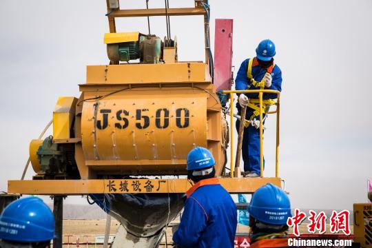 中国首条清洁能源外送通道（青海段）进入现场施工阶段
