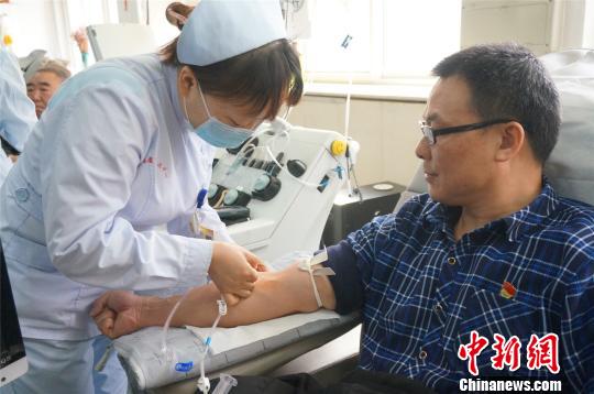 郑州志愿者20年无偿献血 立下小目标“再献100次”