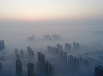 泉城现平流雾奇观 大雾约10层楼高