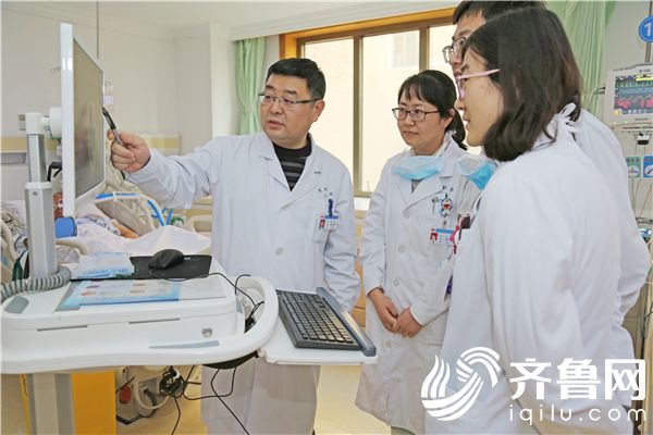 刘杰（左一）团队研究患者病情