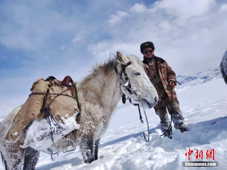 大雪封山！西藏边疆官兵人背马驮送物资