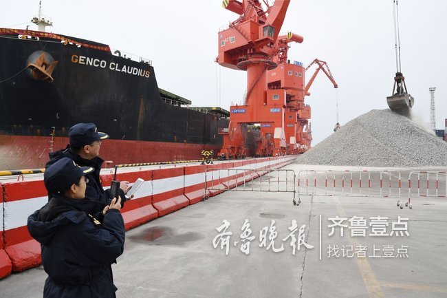 我国港口接卸的最大吨位锰矿运输船在青岛抵港通关