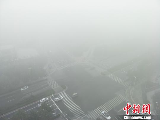 郑州发布雾霾红色预警 大雾天气将持续