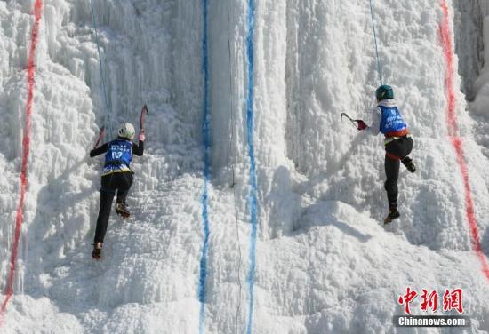 中国顶级攀冰选手长春共舞“冰瀑芭蕾”