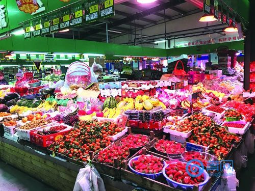 青岛这个农贸市场有三大：摊位大、菜量大、小吃名气大