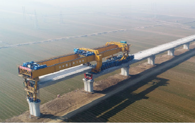 青岛：中铁项目架设近900吨大型箱梁 似巨龙穿雾而来