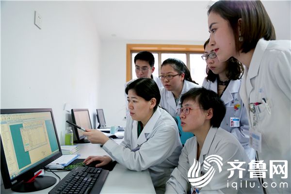 王璇（前左一）团队讨论患者病情