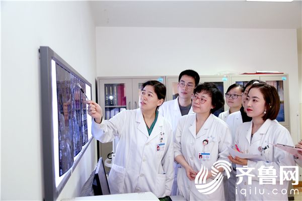 王璇（左一）团队研究患者病情