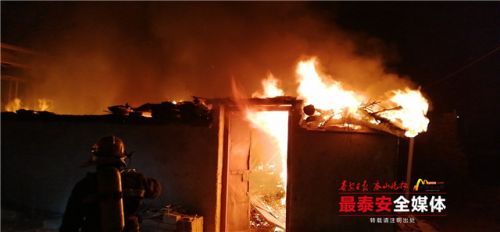 宁阳：民房起火老人被困 消防员火场救人