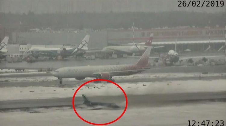 惊险一幕!俄罗斯一架飞机滑出跑道数米 机上载5人