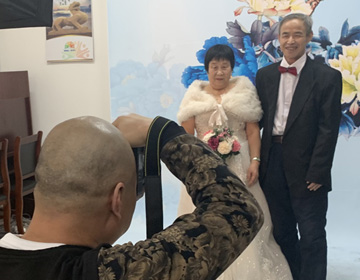 昌邑市免费为金婚银婚老人拍摄婚纱照
