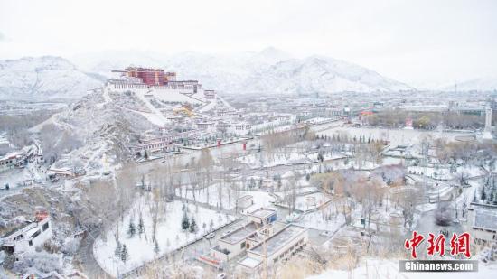 西藏多地遭遇暴雪天气 聂拉木县平均积雪深度136厘米