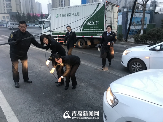 深圳路电线杆折断 温馨校车工作人员上演最美托举