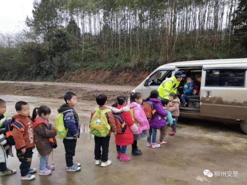 广西一幼儿园接送车超载:7座小客车载22儿童2