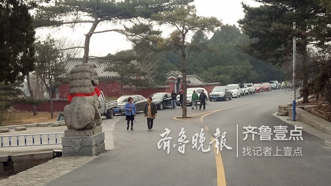 泰安：彩石溪免费首日游客明显增多，车辆排长队