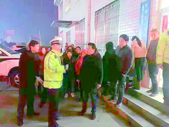 过路大客寒夜被困，济南高速交警接力救援27名乘客