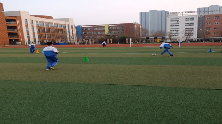 济宁市实验初中备战第五届“市长杯”中小学生足球联赛