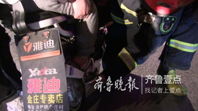 又见电动车卡脚事件，枣庄消防员已帮俩名孩童“解困”