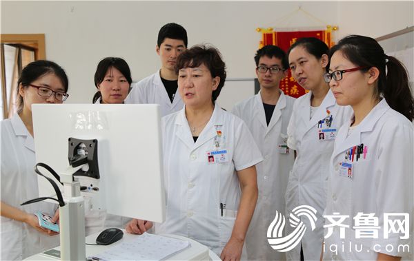 王桂青（前左三）与同事讨论患者病情