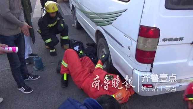 一名行人过马路被撞困于车底，东营消防紧急施救！